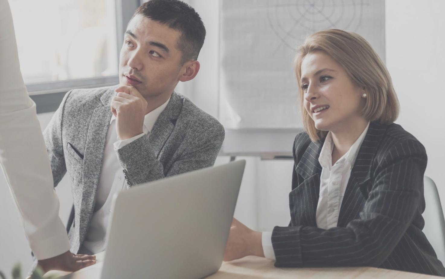 Séance de formation en groupe sur la gestion budgétaire